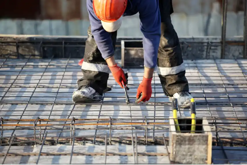 Rehabilitación de viviendas trabajador de la construcción en obra